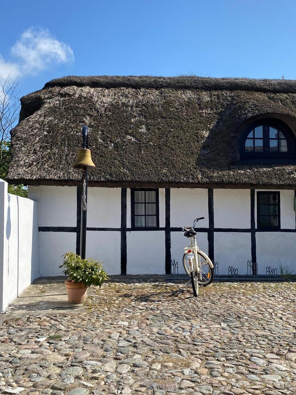 Hotel Strandgaarden Vesterø Havn Buitenkant foto