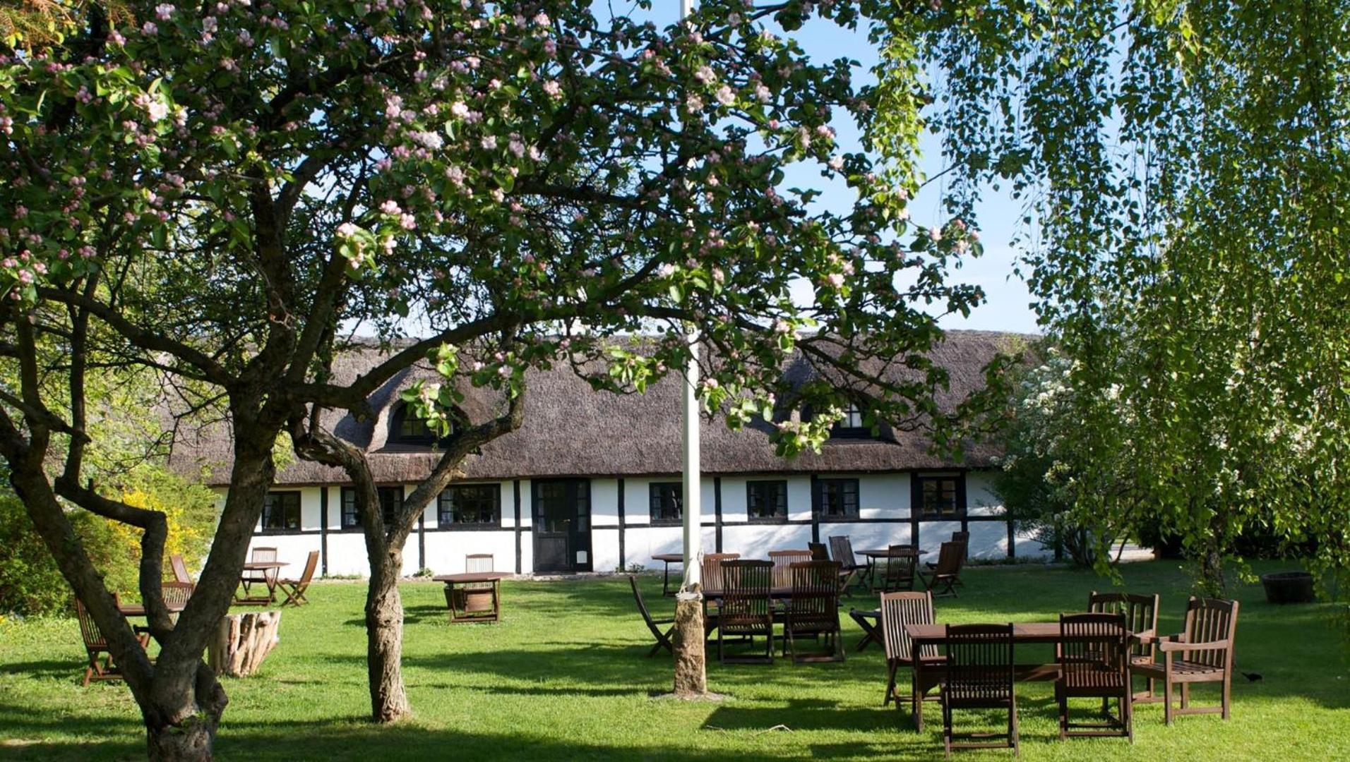Hotel Strandgaarden Vesterø Havn Buitenkant foto
