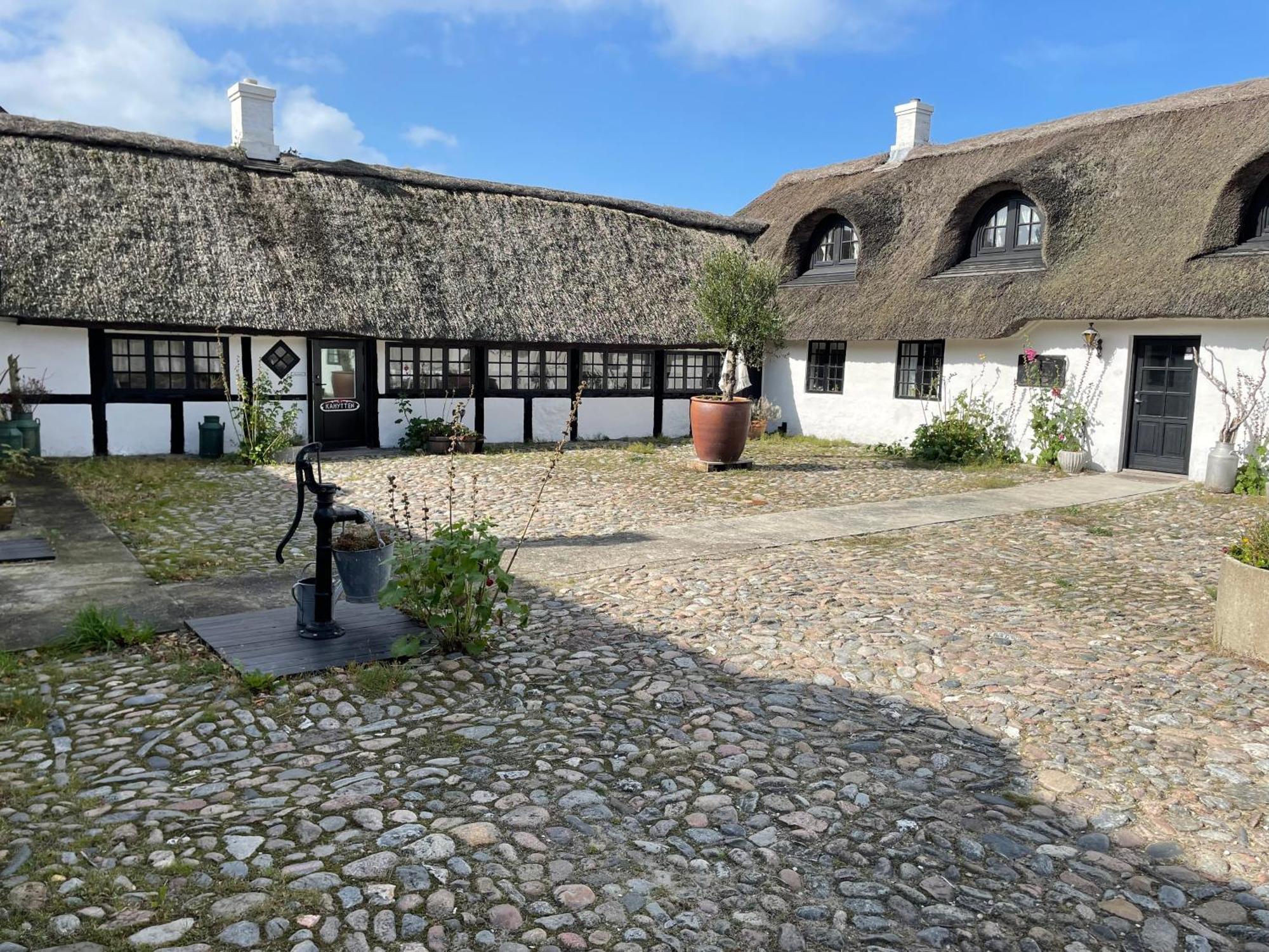 Hotel Strandgaarden Vesterø Havn Buitenkant foto