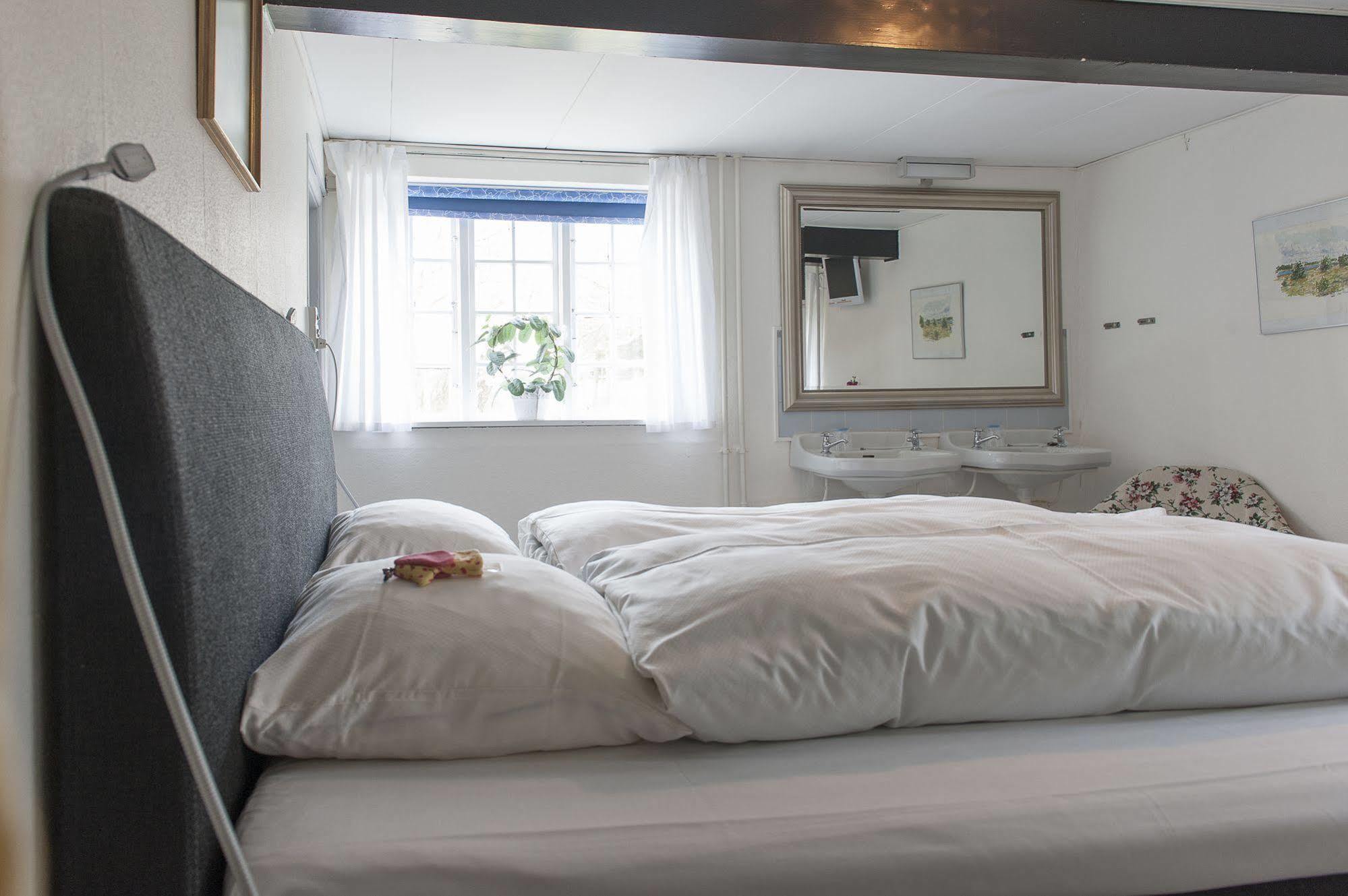 Hotel Strandgaarden Vesterø Havn Buitenkant foto