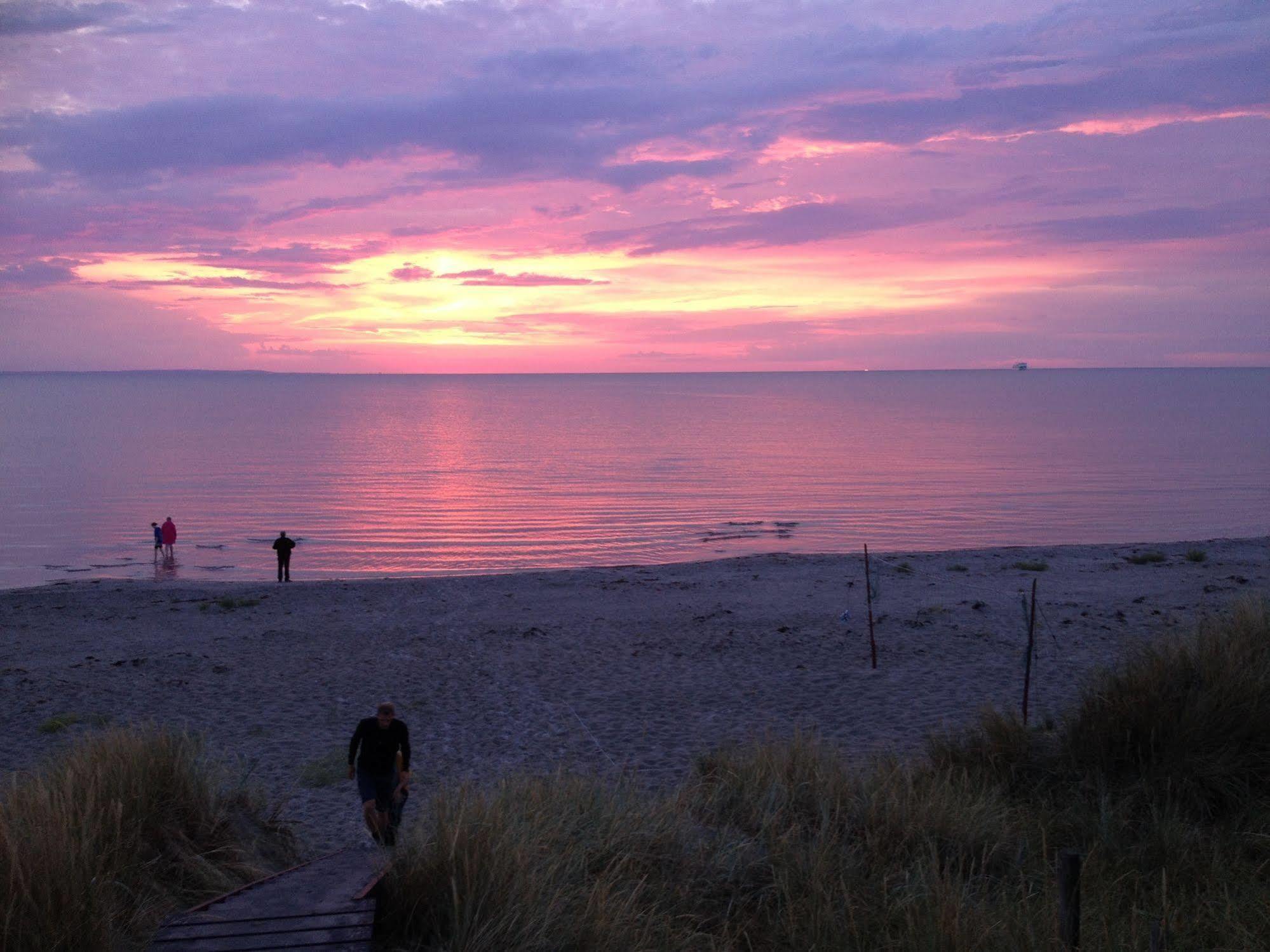 Hotel Strandgaarden Vesterø Havn Buitenkant foto